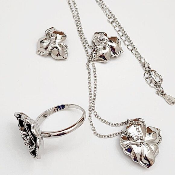 Elegant Black and Silver Rose Necklace Set - Picture 3 of 3